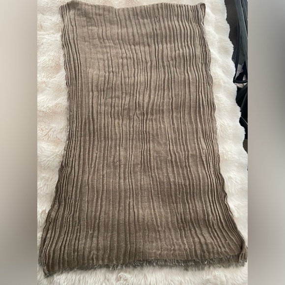 Accessories - 5/$25 Soft and comfy tan wrap scarf with gold metallic flecks accordion design